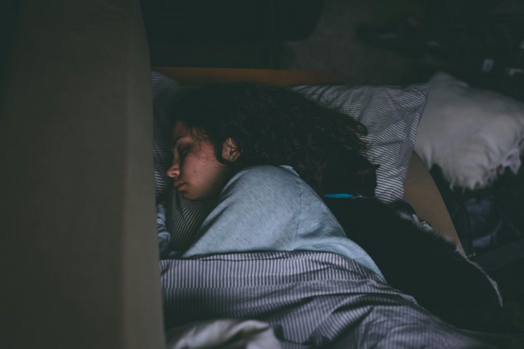woman sleeping and how sleep affects belly fat after 40